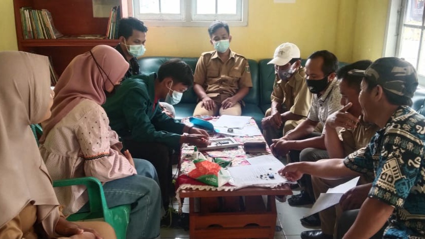 Mahasiswa KKN PDMD Unila Sosialisasi Pembuatan Lampu Jalan Tenaga Surya