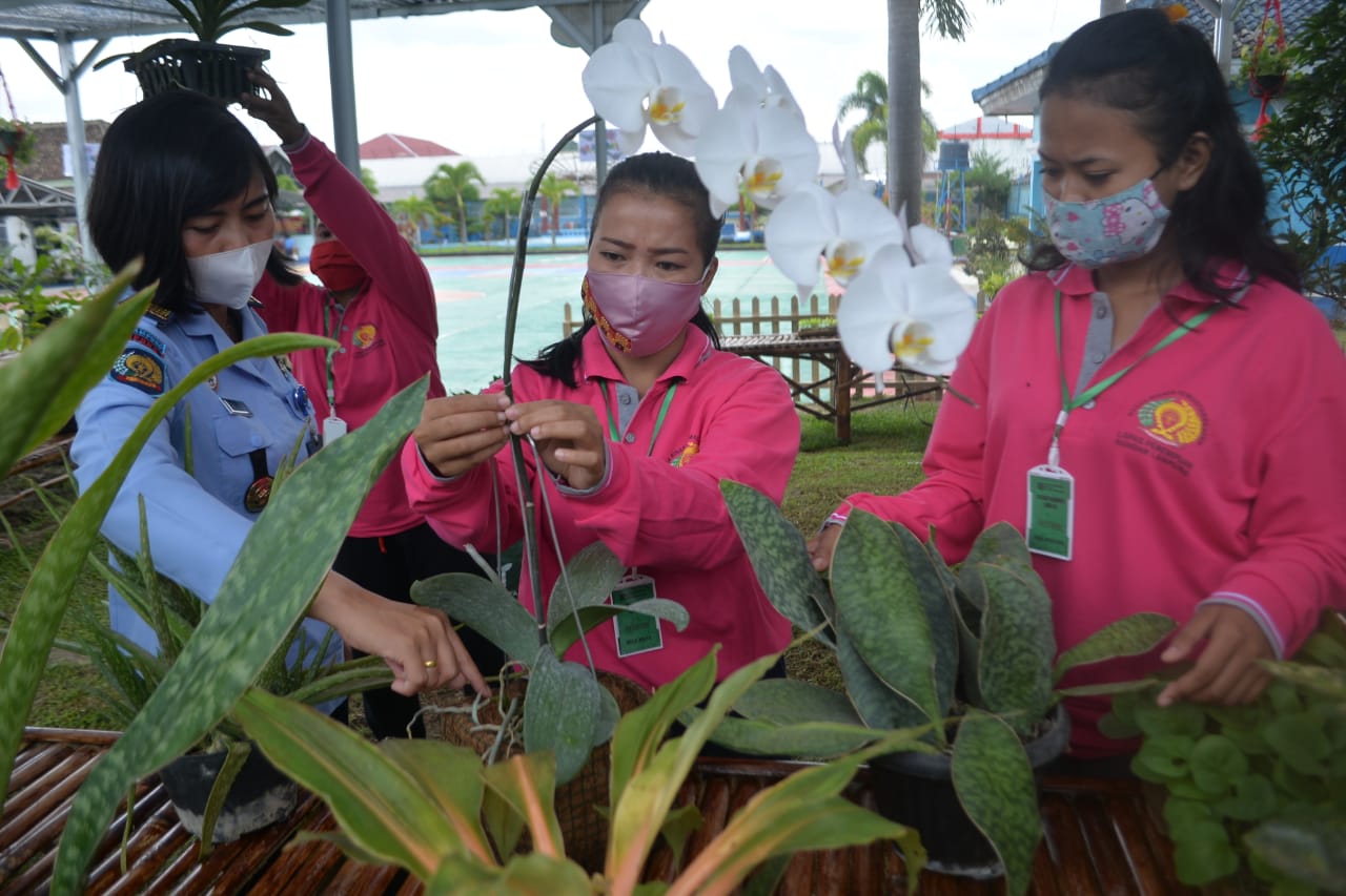 Tangan-tangan Terampil Warga Binaan Lapas Perempuan Ikuti Pelatihan Budidaya Tanaman