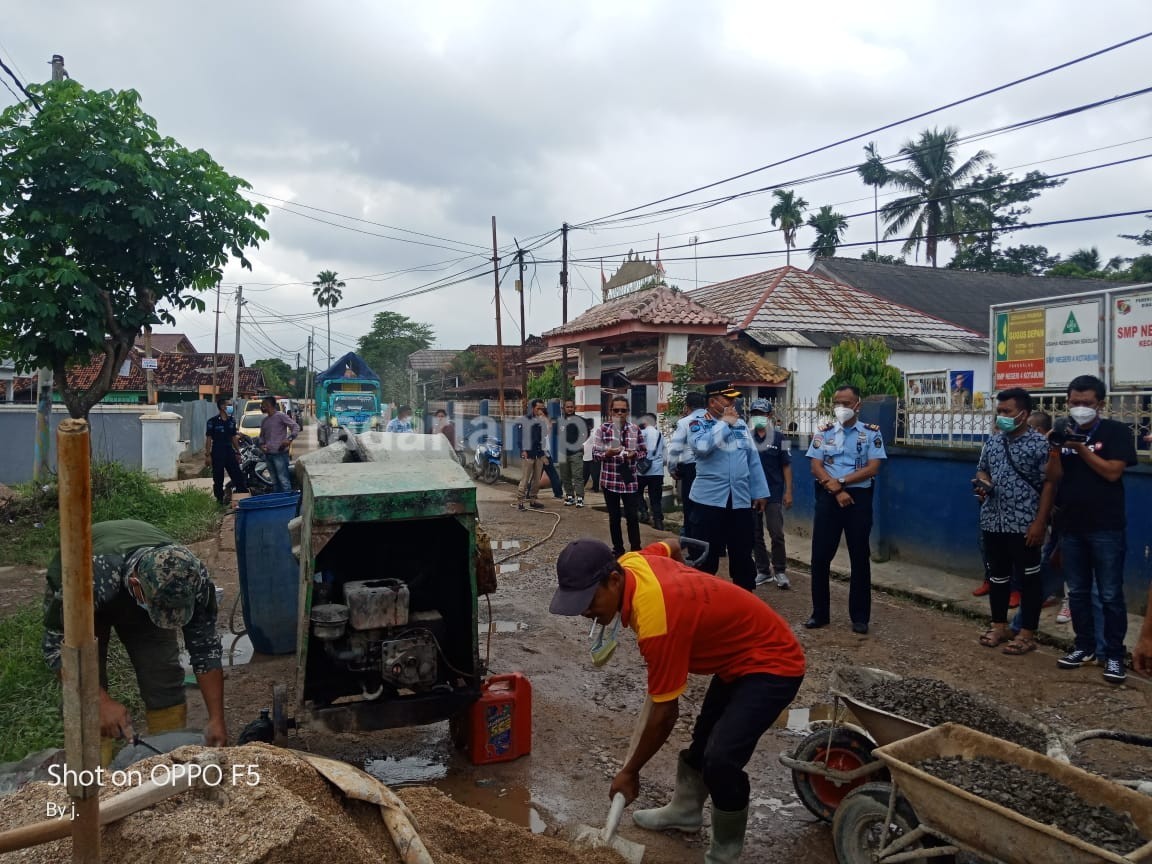 Prihatin, PWI-Lapas Kelas II B Kotabumi Perbaiki Jalan Rusak
