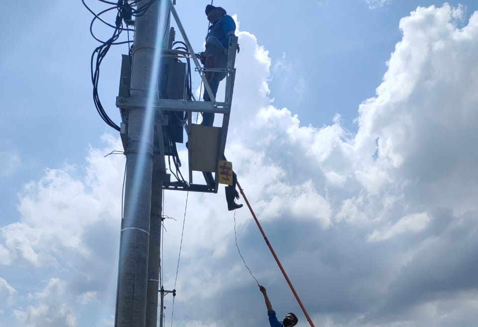 Jaringan Listrik Masuk Pelosok Kampung, Winarti: Alhamdulillah, Ini Kado ke-24 Tulangbawang