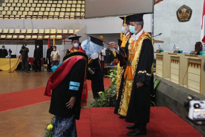 Unila Wisuda 879 Mahasiswa