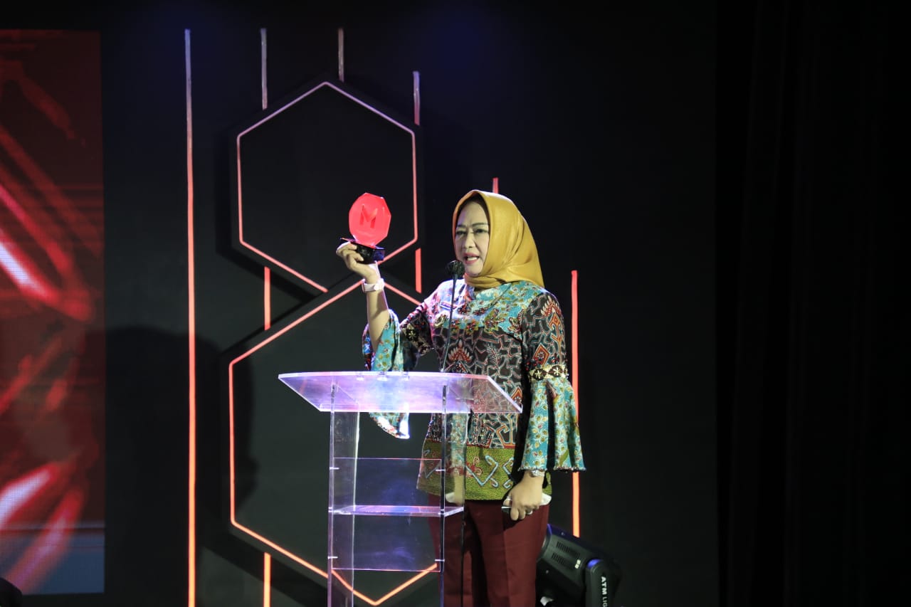 Winarti Terima Penghargaan Dari Menteri Koperasi dan UKM