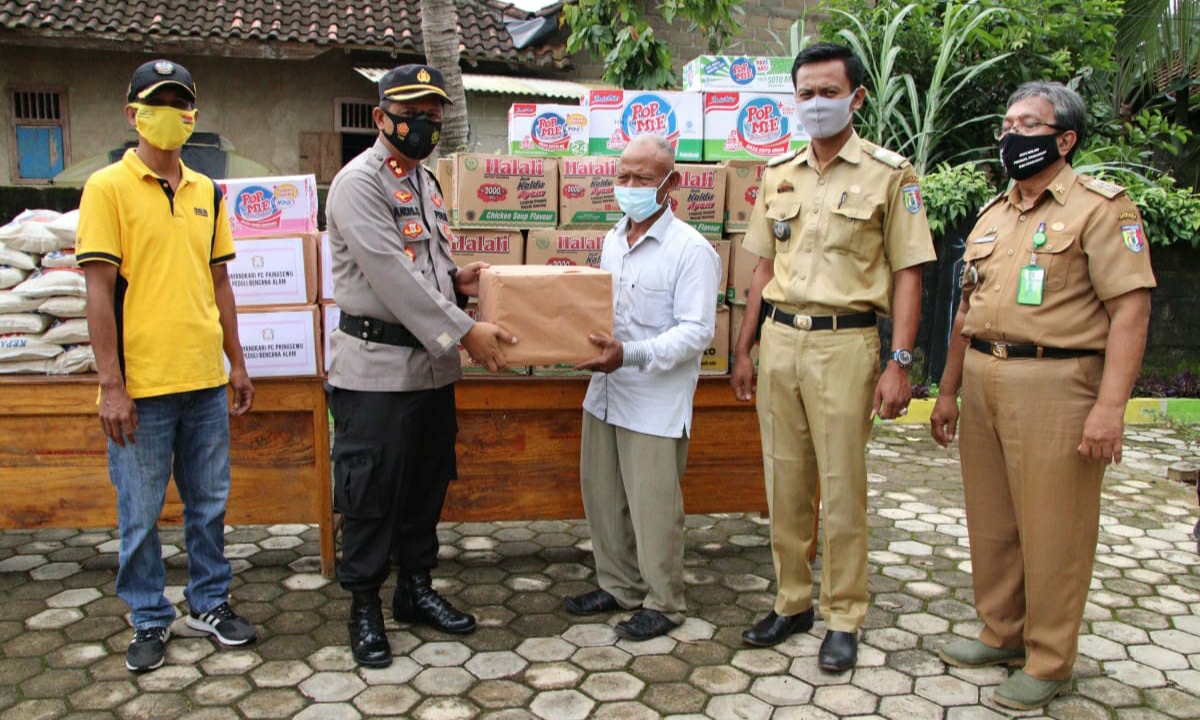 Polres Pringsewu Bantu Korban Puting Beliung di Adiluwih