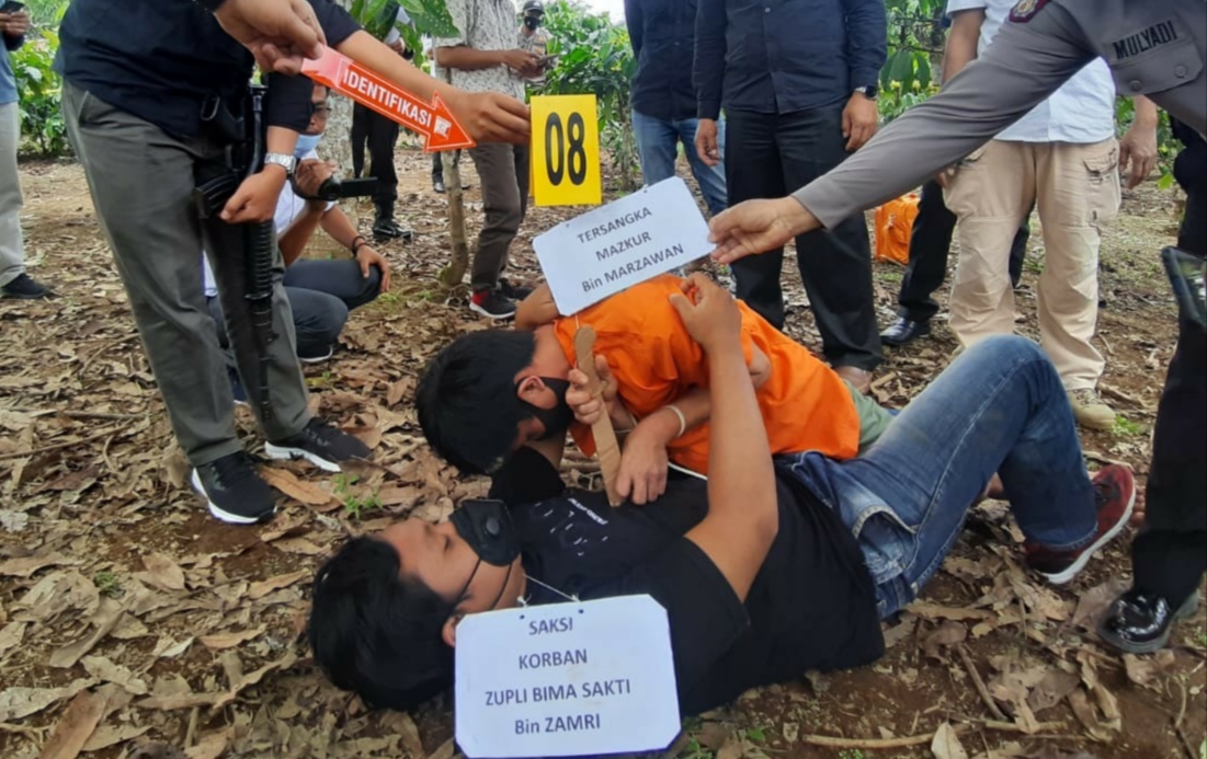 Reka Ulang Pembunuhan Adik Sepupu, Korban Dihabisi Saat Terjatuh