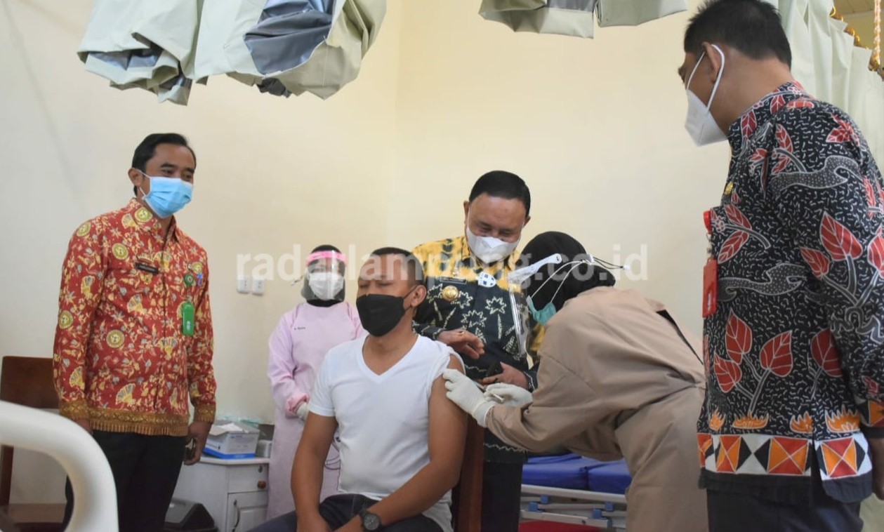 Tinjau Vaksinasi, Ini Pesan Wabup untuk Atlet Lambar