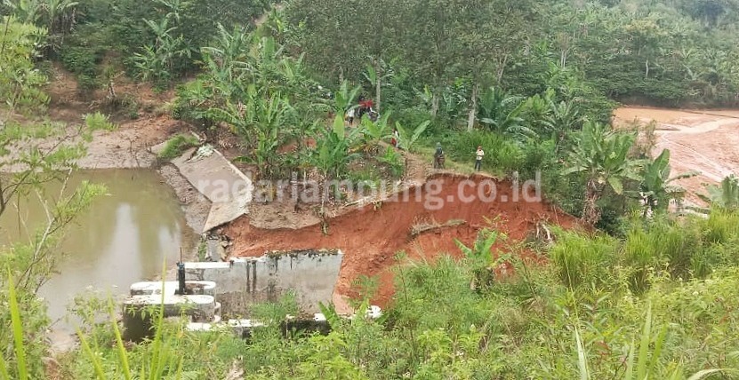 Tanggul Cekdam Jebol, Sawah Warga Tertimbun