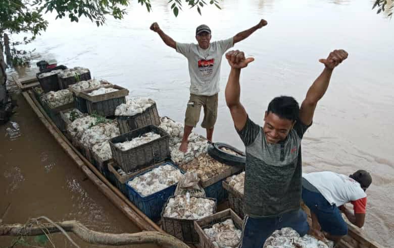 Jalan Rusak, Warga Pilih Transportasi Perahu