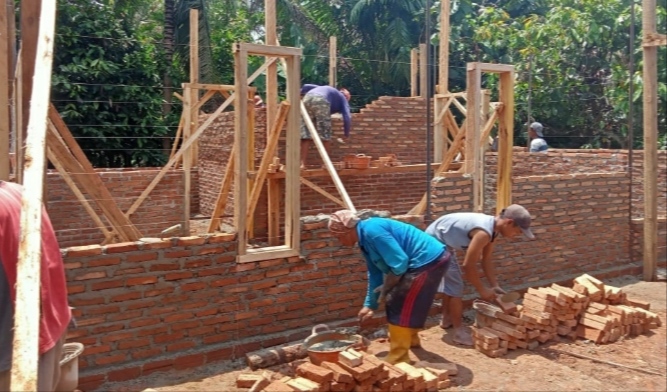 Warga Masih Bangun Rumah Nurbaiti, Siapa Mau Menyumbang?