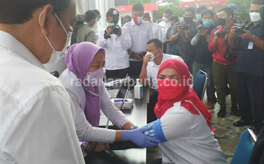Bunda Eva Terima Vaksin Covid-19 Dosis Kedua