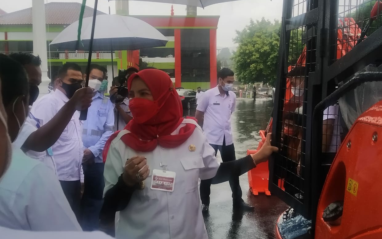 Pemkot Bandarlampung Dapat Bantuan Eksavator Dari PT BA