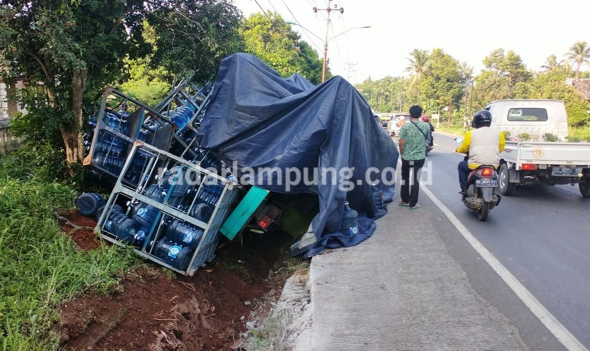 Diduga Rem Blong, Truk Muatan Ratusan Galon Air Kemasan Terguling