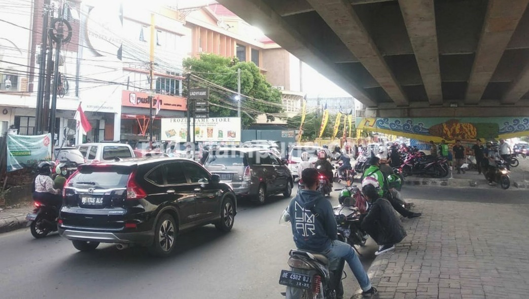 Bikin Macet, Motor Parkir di Bawah Fly Over MBK