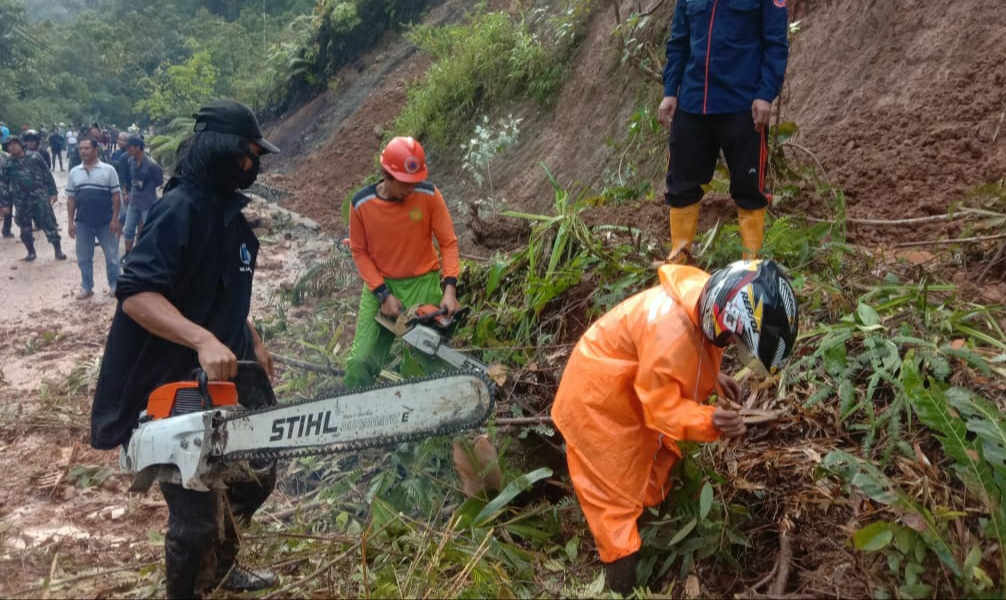 Lalu Lintas Mulai Lancar, Alat Berat Masih Bersihkan Material Longsor Jalur Liwa-Krui