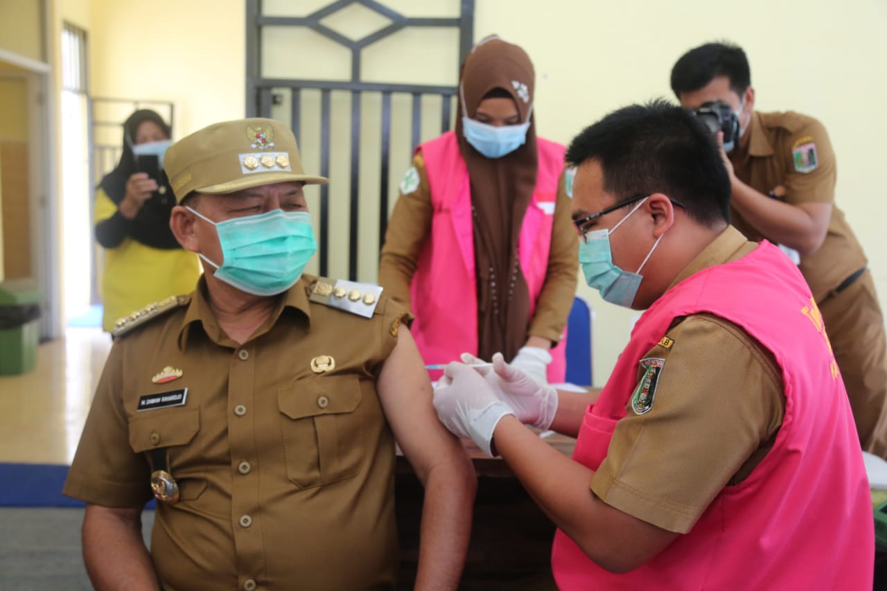 Bupati dan Wabup Lamtim Jalani Vaksinasi Covid-19