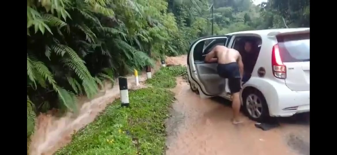Awas, Ada Longsor di Jalur Liwa-Krui !