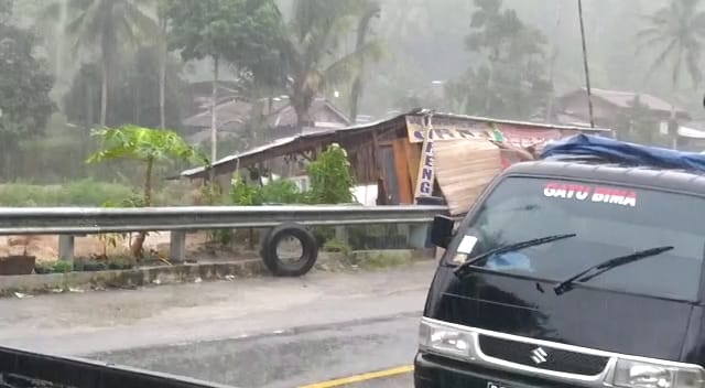 Sungai Meluap Hanyutkan Warung Milik Warga