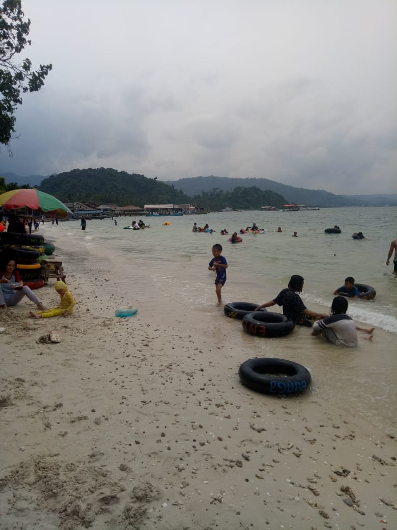 Libur Panjang, Pengunjung Pantai Mutun Meningkat