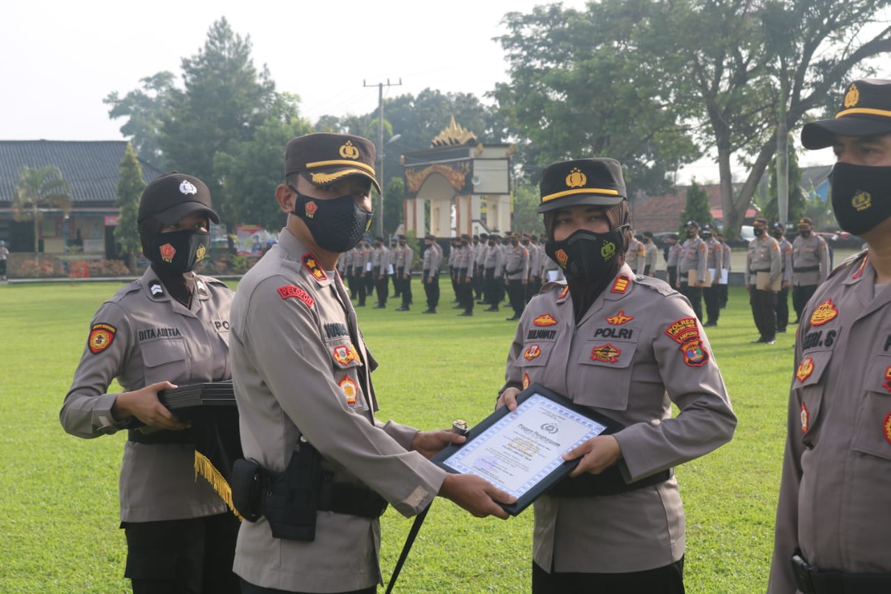 Polres Lamtim Berikan Penghargaan Kepada 13 Personil dan 3 Polsek Berprestasi