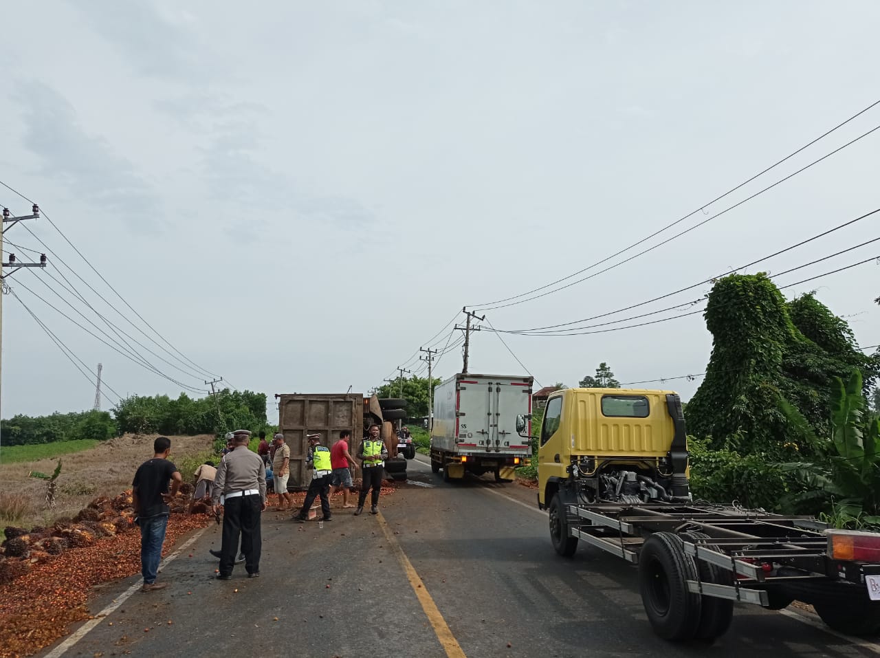 Satlantas Polres Tuba Berlakukan Buka Tutup di Lokasi Truk Sawit Terguling