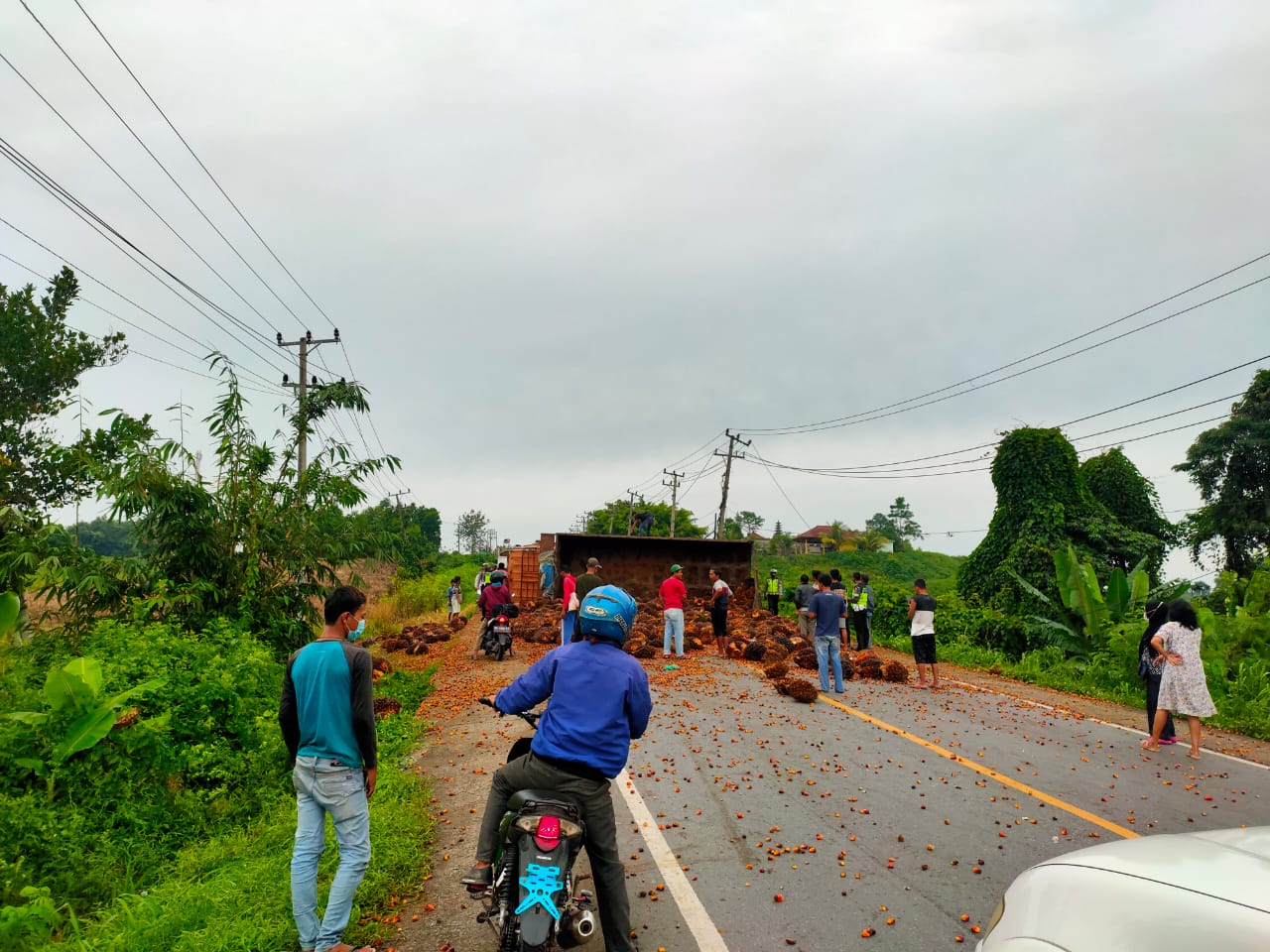 Truk Pengangkut Sawit Terguling, Akses Tanjakan Cakat Lumpuh