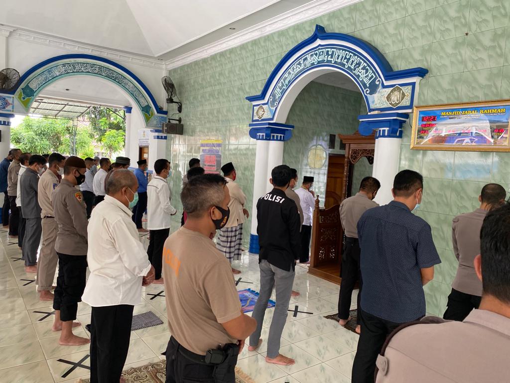 Turut Berduka Cita, Polres Lamteng Gelar Salat Ghaib