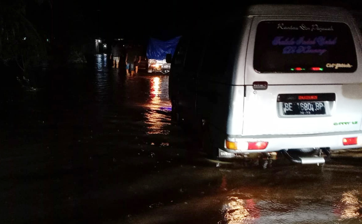 Way Tenumbang Meluap, Puluhan Rumah Warga Terendam