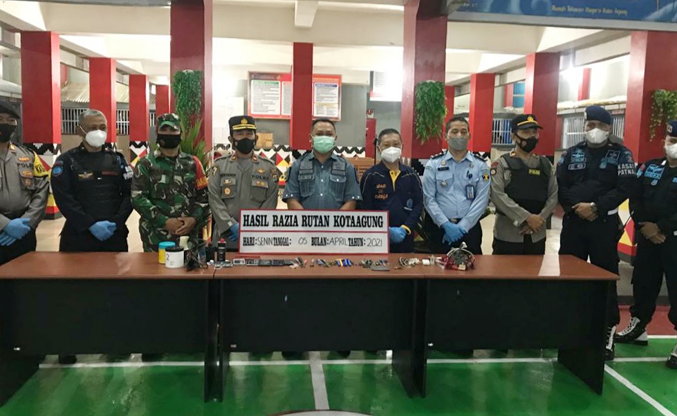 Petugas Gabungan Gelar Razia di Rutan Kelas IIB Kotaagung