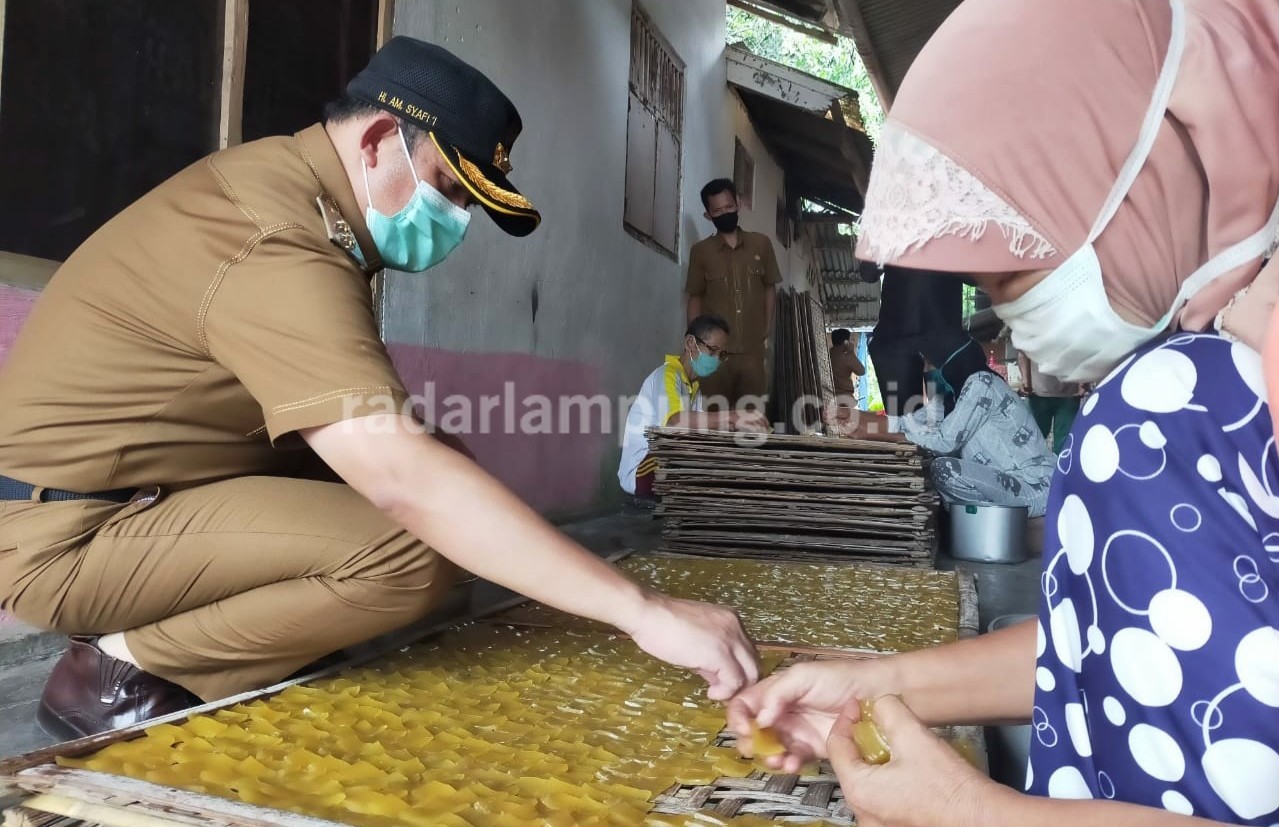 Kunjungi Usaha Pembuatan Kerupuk, Wabup Minta Ada Kelompok UKM