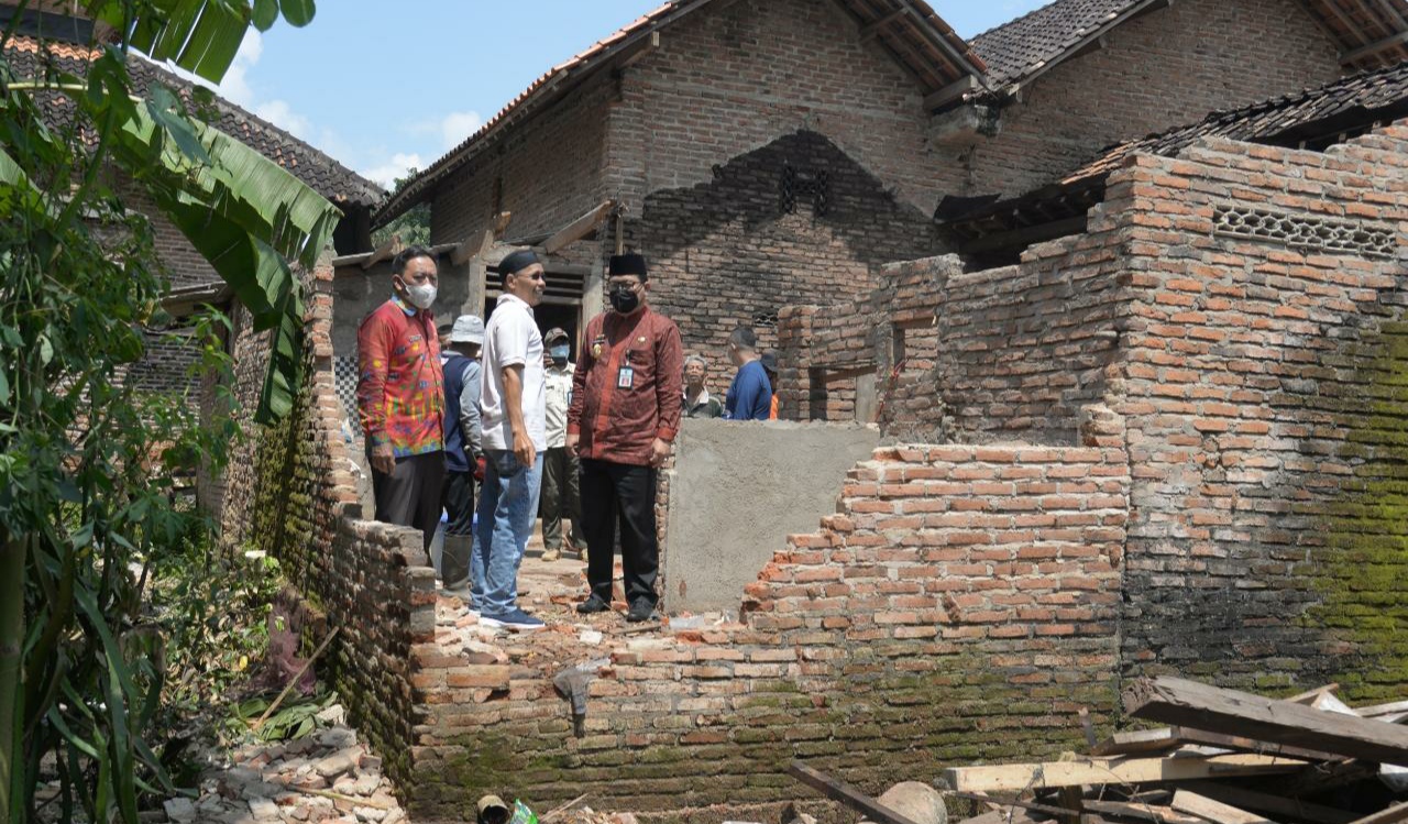 Pemkab Bergerak, Beri Bantuan Korban Puting Beliung di Tegineneng dan Negerikaton