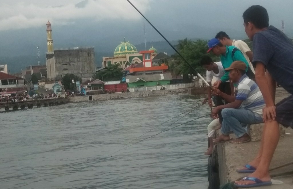 Ngabuburit, Warga Pilih Mancing di Dermaga Kotaagung