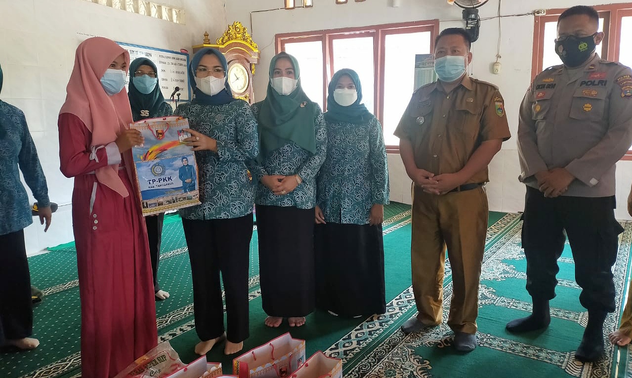 TP PKK Tanggamus Bagikan Sembako untuk Kaum Dhuafa