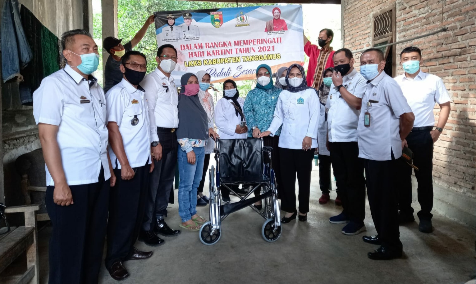 LKKS Tanggamus Beri Bantuan Kursi Roda dan Sembako