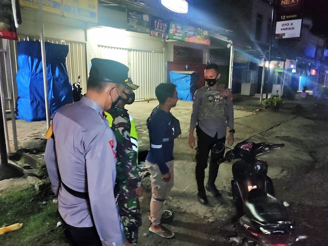 Petugas Patroli, Pelanggar Prokes Disanksi Push Up