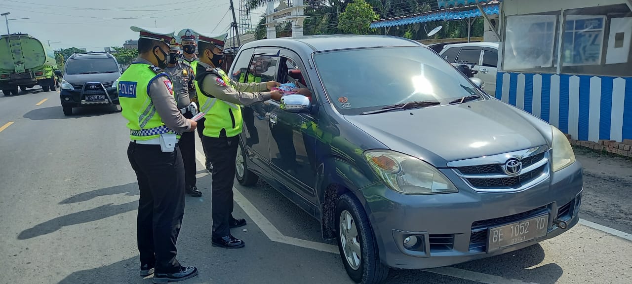 Polres Mesuji Bagikan Ratusan Masker untuk Warga
