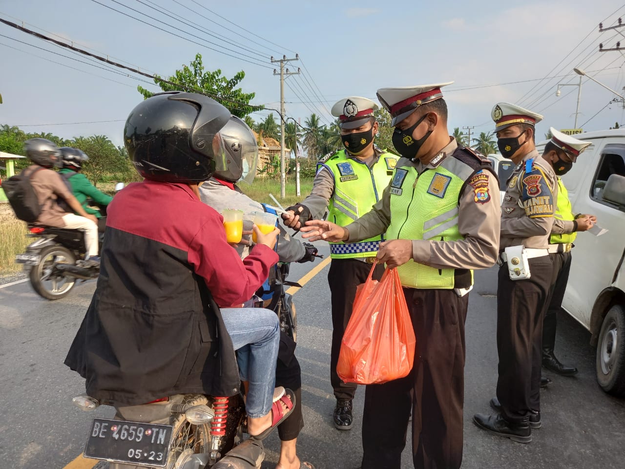 Polisi Bagi Takjil Sambil Himbau Warga Soal Larangan Mudik
