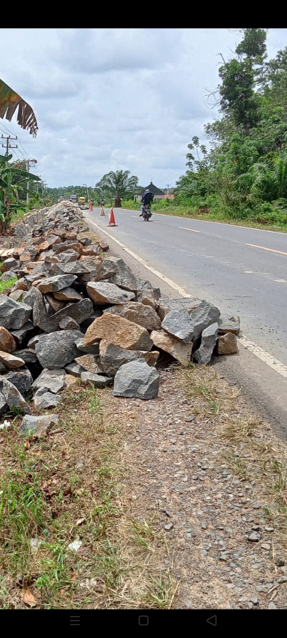 Pengendara Resah, Material Pembangunan Talud Menjulur ke Jalan
