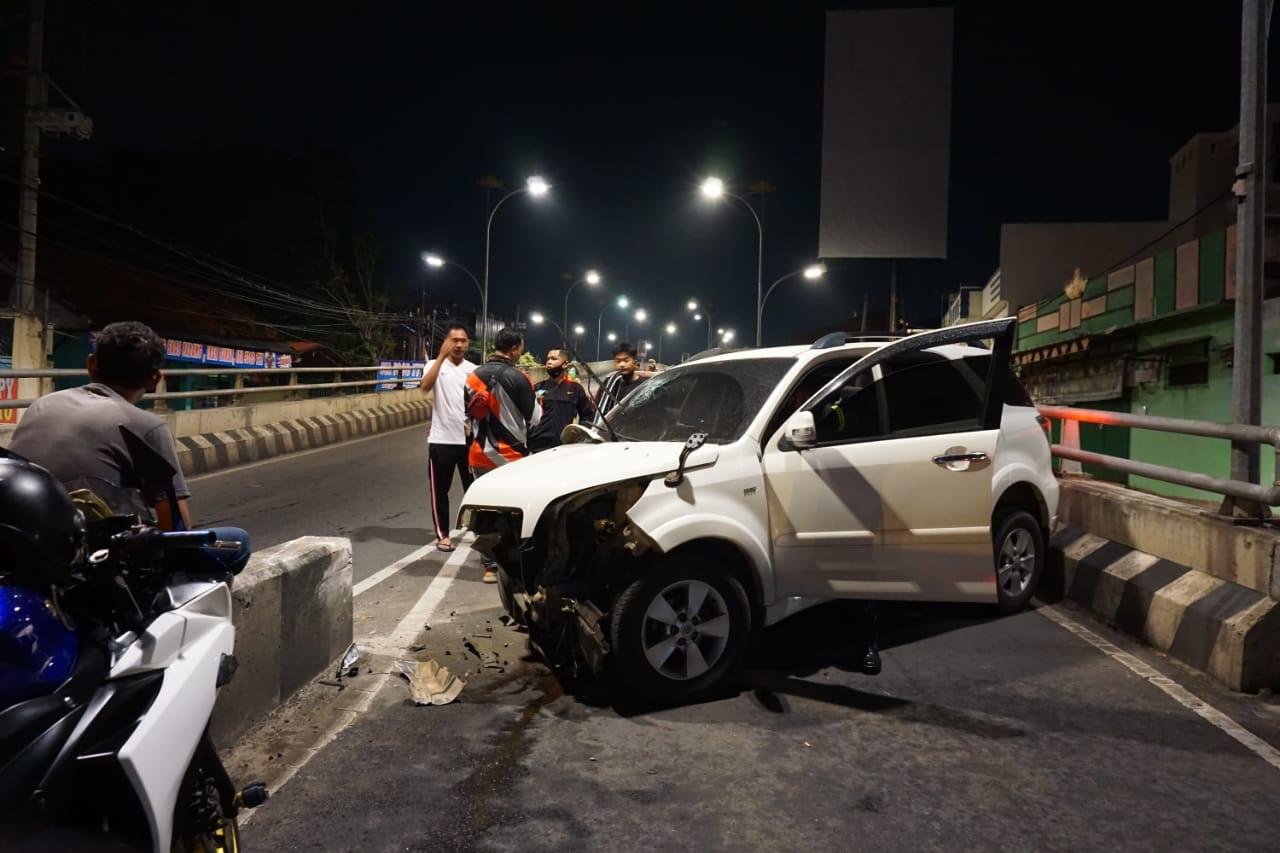 Mengantuk, Mobil Kapolsek Menabrak Pembatas Jalan