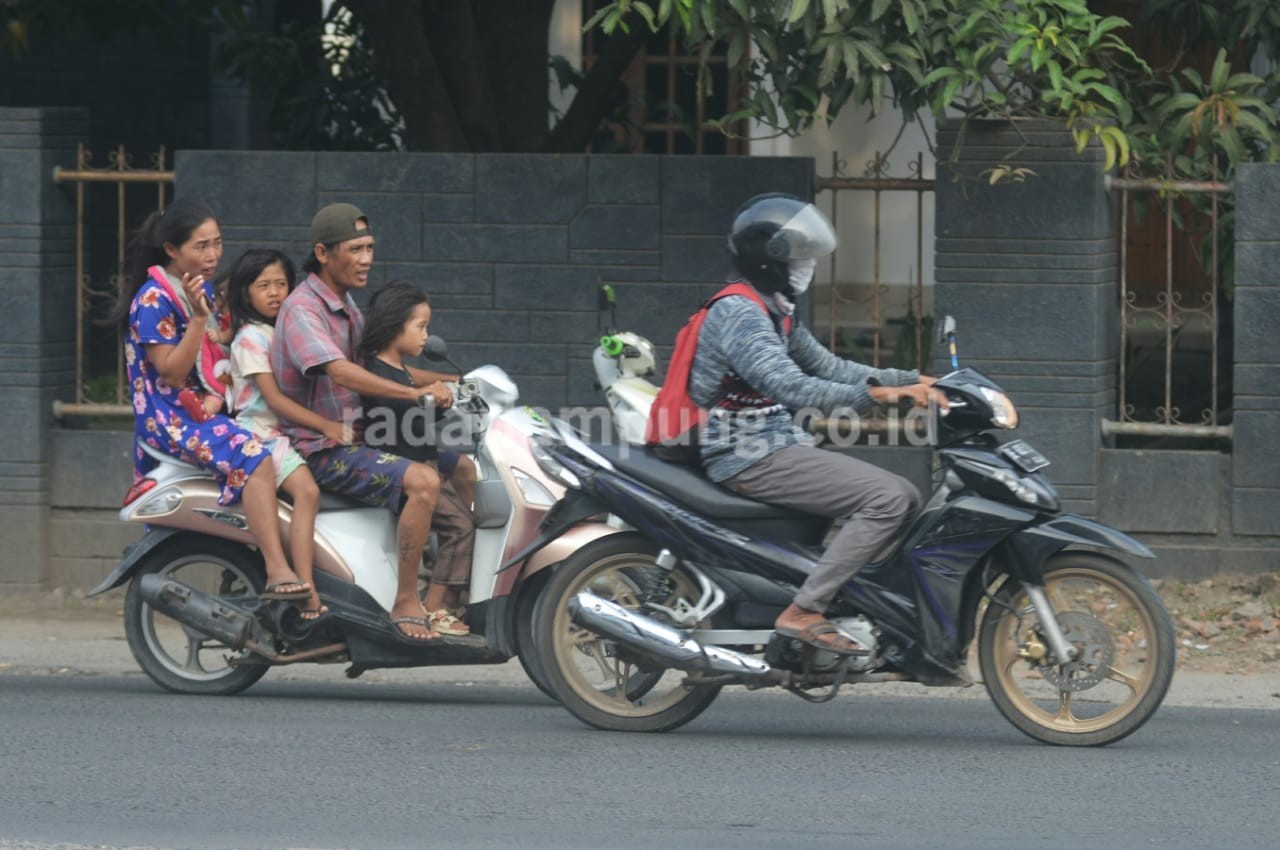 PAKAI MASKERNYA