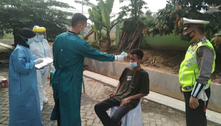 Dihentikan di Posko Penyekatan, Warga Luar Pringsewu Rapid Tes