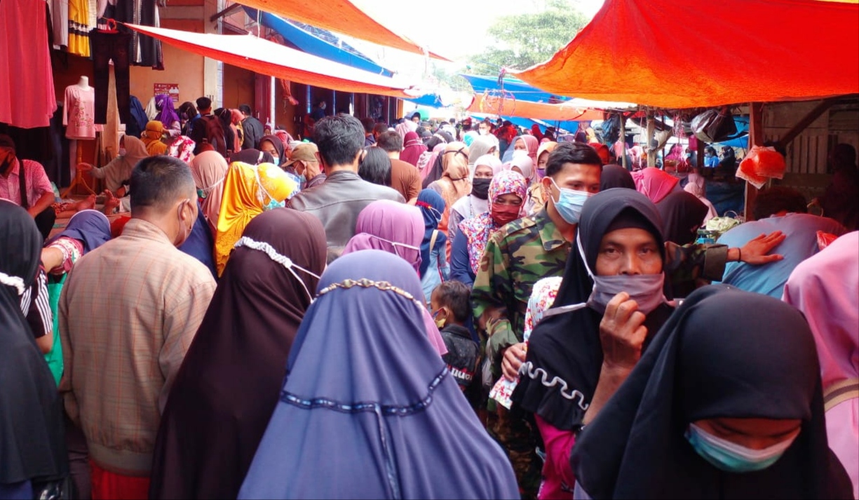 Pengunjung Pasar Liwa Membeludak