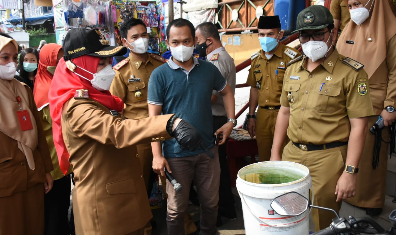 Keliling Pasar dan Mal, Bunda Eva Temukan Ini