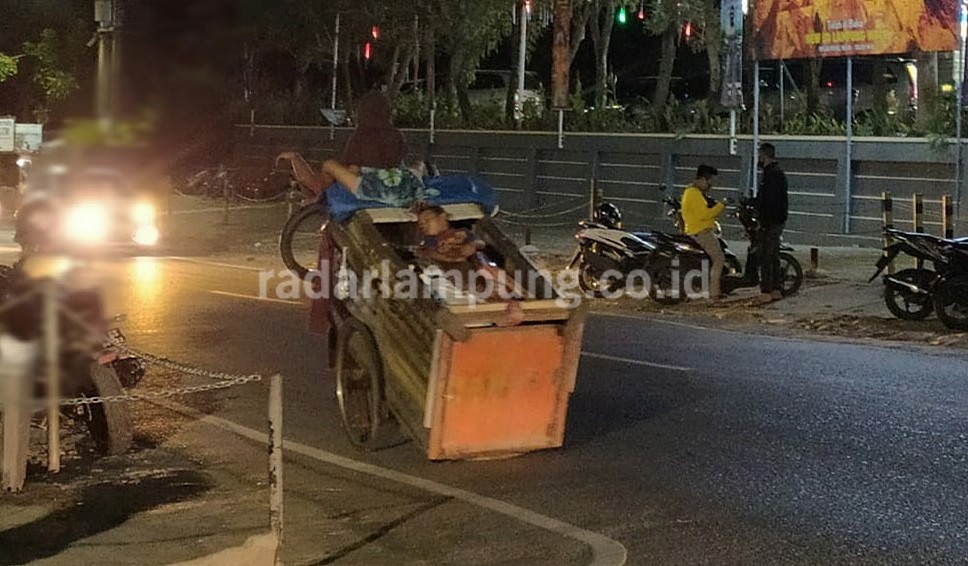 Mangkal di Pinggir Jalan, Manusia Gerobak Diangkut!