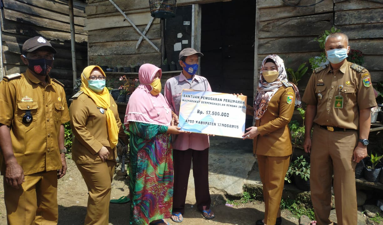 Bupati Tanggamus Berikan Bantuan Bedah Rumah di Gisting