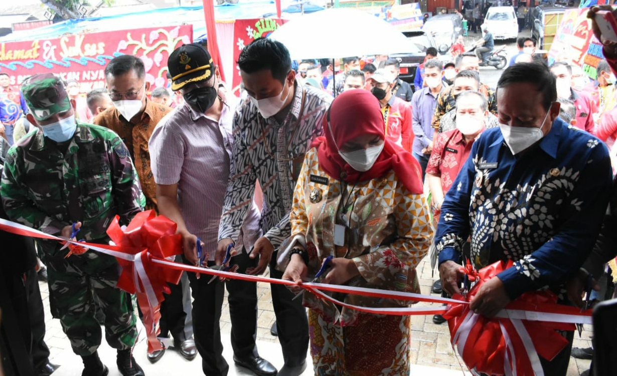 Bunda Eva Resmikan Stadion Mini Way Dadi