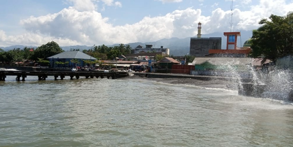 Warga di Pesisir Kotaagung Diimbau Waspada Gelombang Tinggi