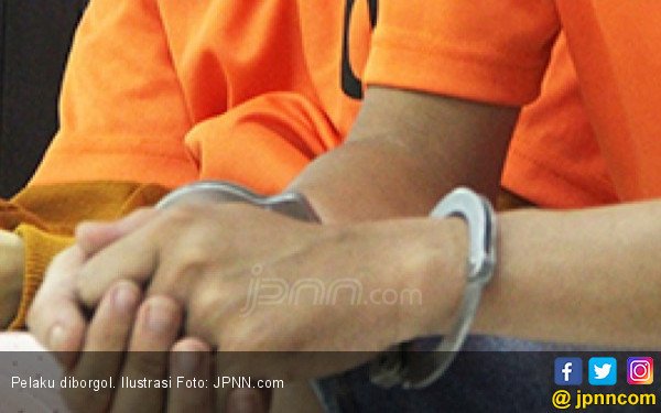 Dua Pria Ini Nekat Tendang Motor Polisi, Peluru Akhirnya Mendarat di Kaki