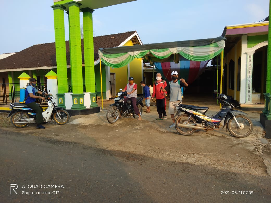 Persiapan Salat Idul Fitri, Warga Sterilisasi Masjid
