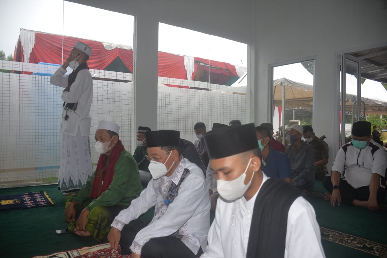 Prokes Ketat, Bupati Mesuji Salat Idul Fitri di Rumah Dinas