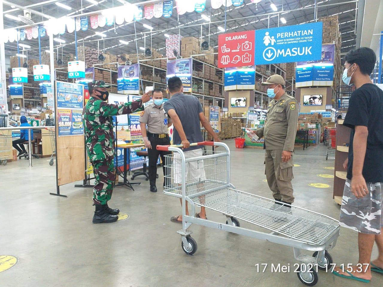 Personel Kodim 0410/KBL Laksanakan Patuh Prokes di Pusat Perbelanjaan