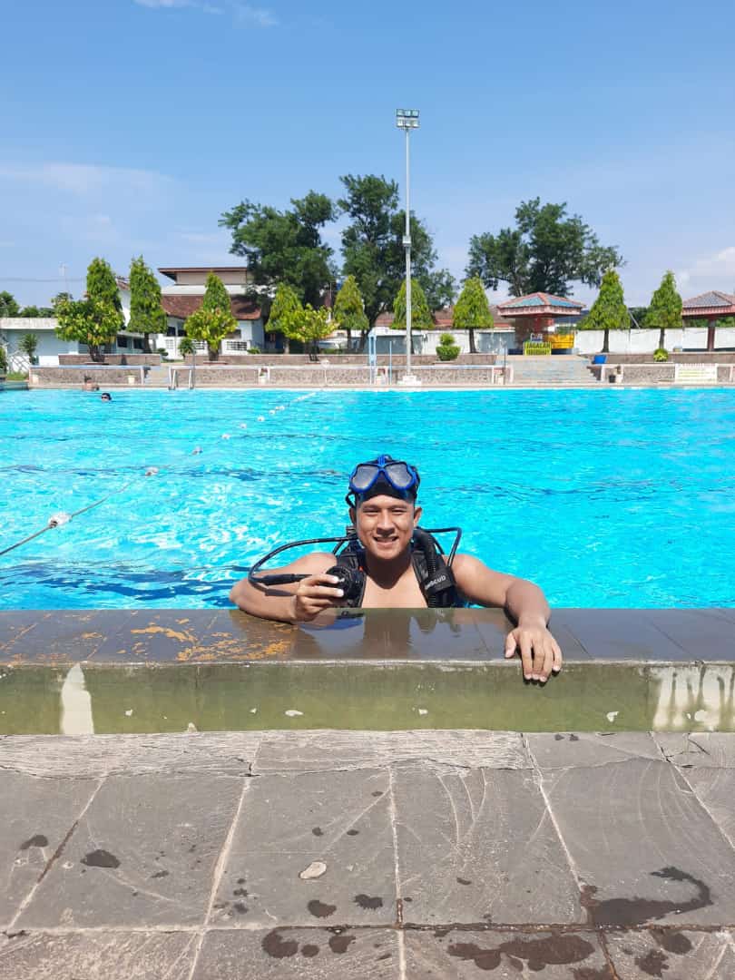 Akbar Latih Atlet Renang Lintasi Pulau